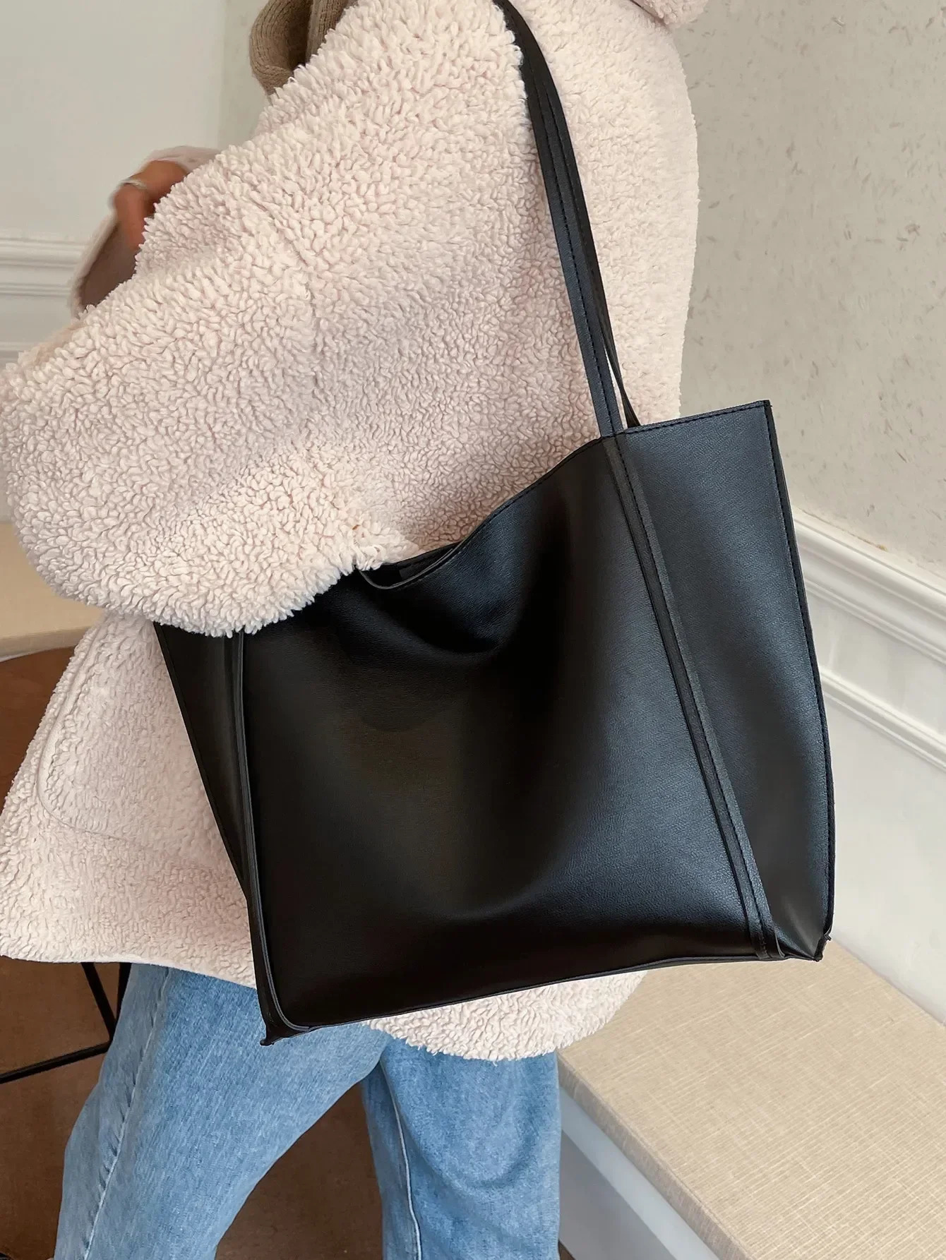 Lightweight Minimalist Shoulder Bag for Girls and White-Collar Workers in Business Casual Style R251110