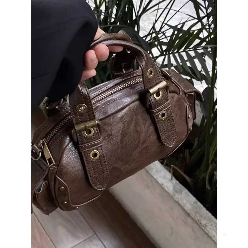 Fashion PU Leather Womens Shoulder Bags Vintage Casual Locomotive Female Crossbody Bag Rivets Niche Design Ladies Handbags K251110