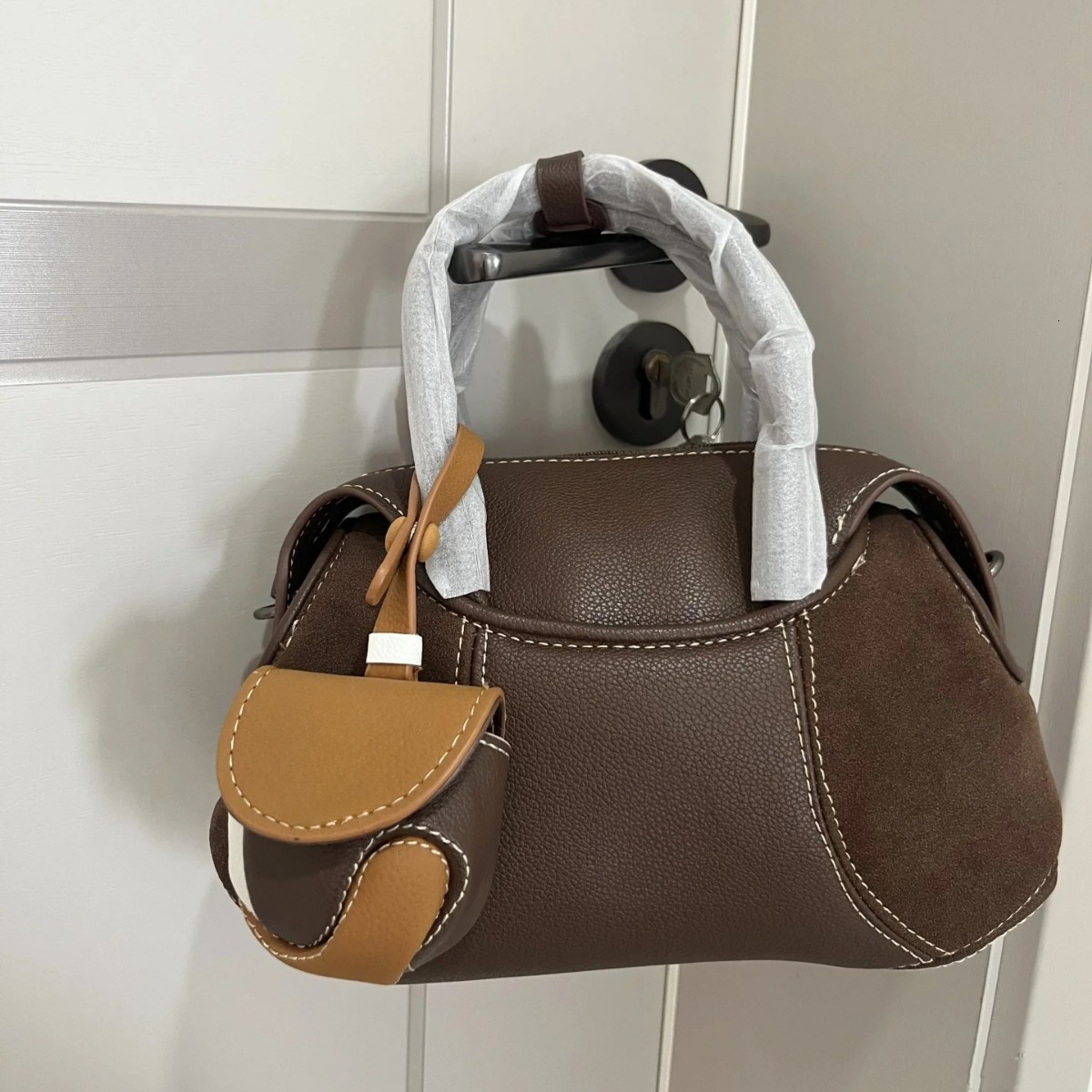 Winter New Popular Fashion Designer Bag Trendy Lychee Pattern Leather Splicing Luxury Handbag New Solid Color Women's Single Shoulder Crossbody B