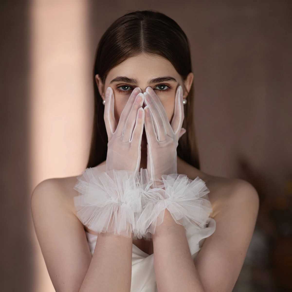 WG094 Elegant Wedding Bridal Gloves Soft Tulle Ruffled Edge Women Brides Bridesmaid Short White Gloves for Pageant Perform L251110