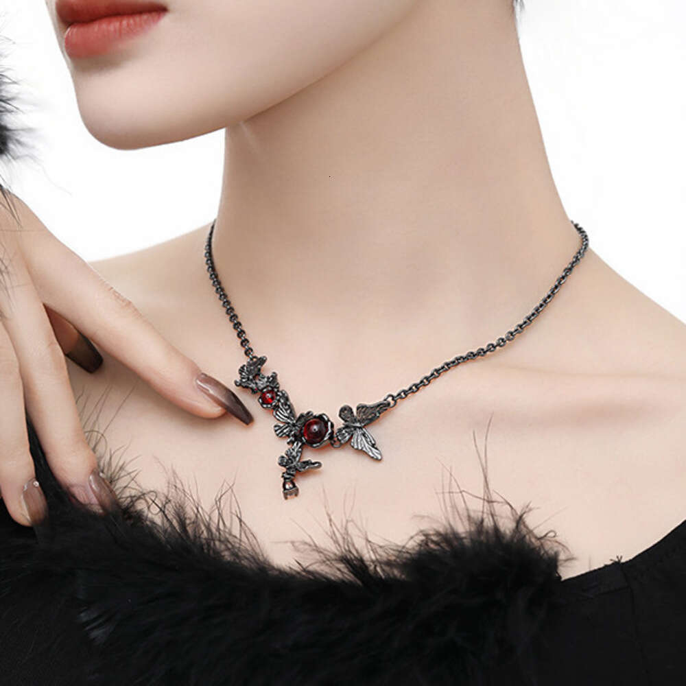 Butterfly for Women, High-End Niche Personality Collarbone Chain, Gun Black Exquisite Fashion Sweet Cool Style Necklace