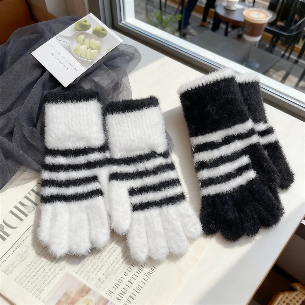 Winter Fashion Black and White Leopard Print Plush Knitted Gloves Adult Touch Screen Ins Riding Thickened Warm Five Fingers 251106