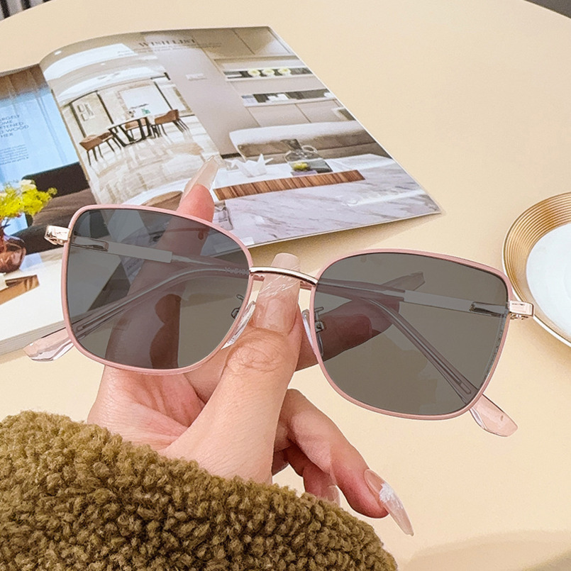 2025 New Cross-Border Non-Prescription Retro Color-Changing Blue Light Blocking Glasses Wholesale Metal Frame Optical Lenses