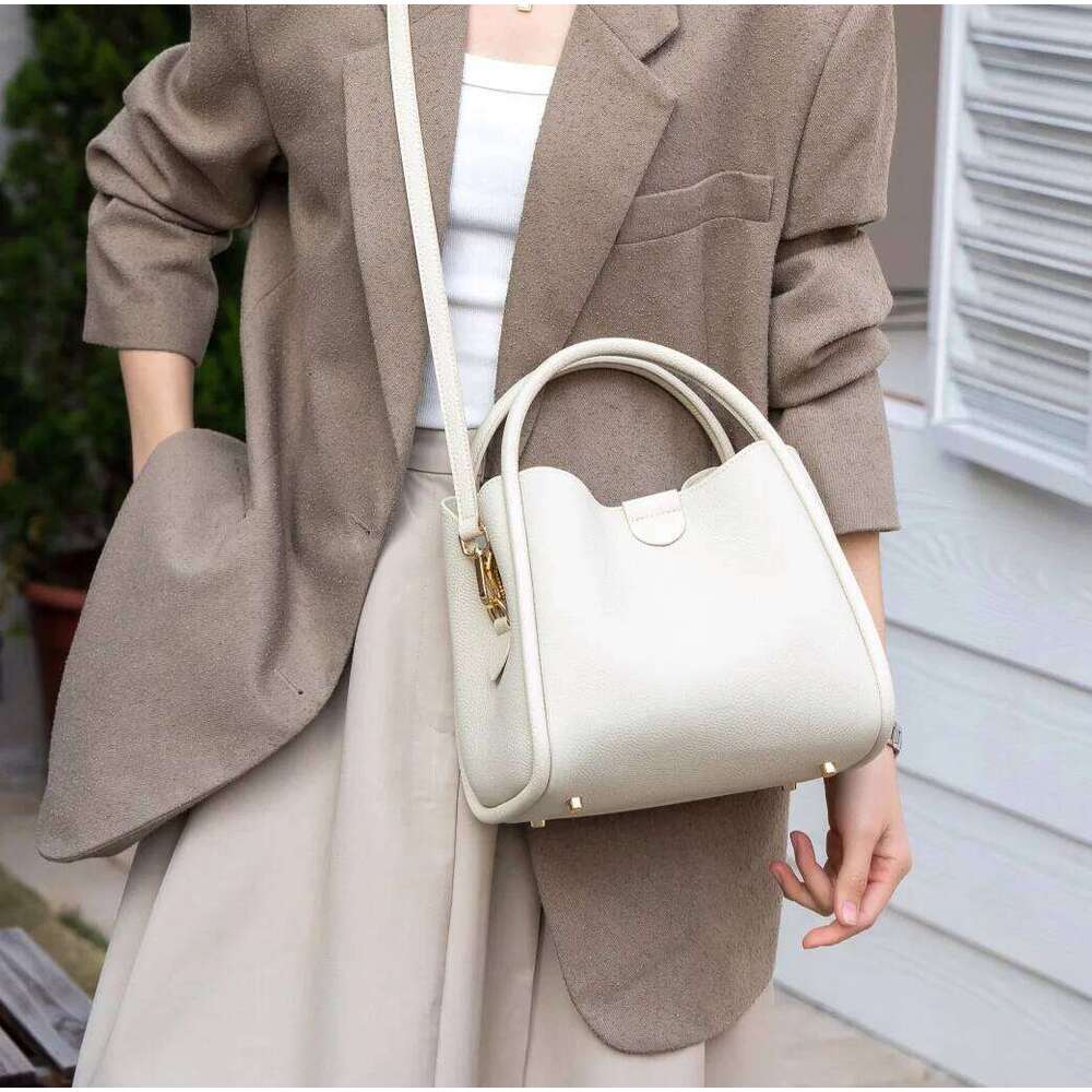 Large-Capacity Commuting Women Vintage Tote Handbag Bucket Shoulder Lady Office Shopping Slant Cowhide Leather Bag St251110
