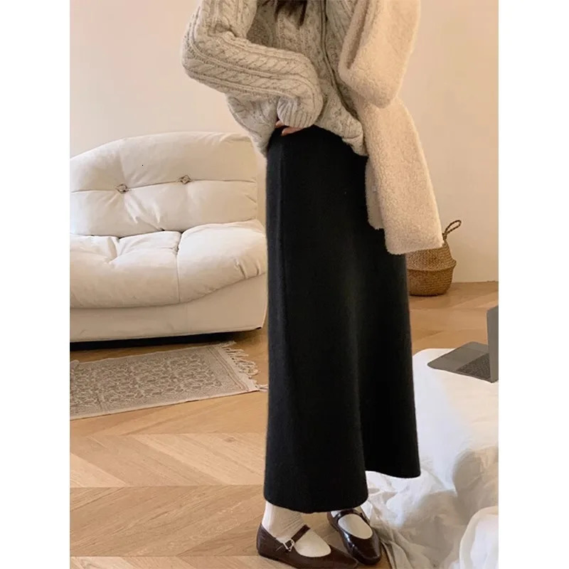 Womens Spring and Autumn Korean style small high waist casual soft wax arm straight skirt Off white knit 250407
