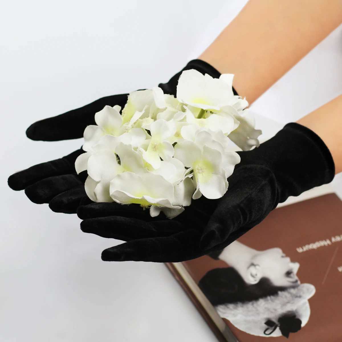 Simple Wedding Bridal Black Short Gloves Cozy Velvet Handschuh Wrist Finger Brides Bridesmaid Gloves L2511101
