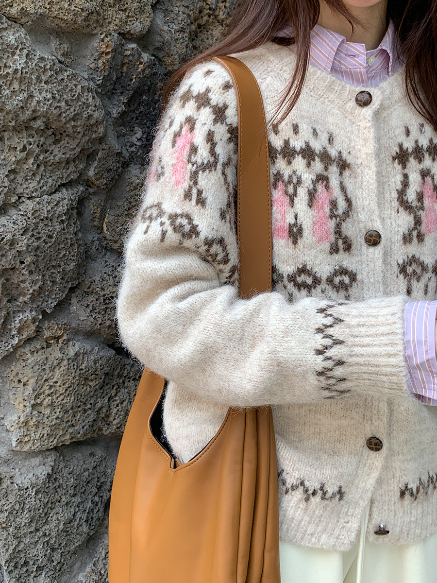 Designer sweater women's winter 2025 new Korean retro lazy loose slimming long sleeved knitted cardigan top