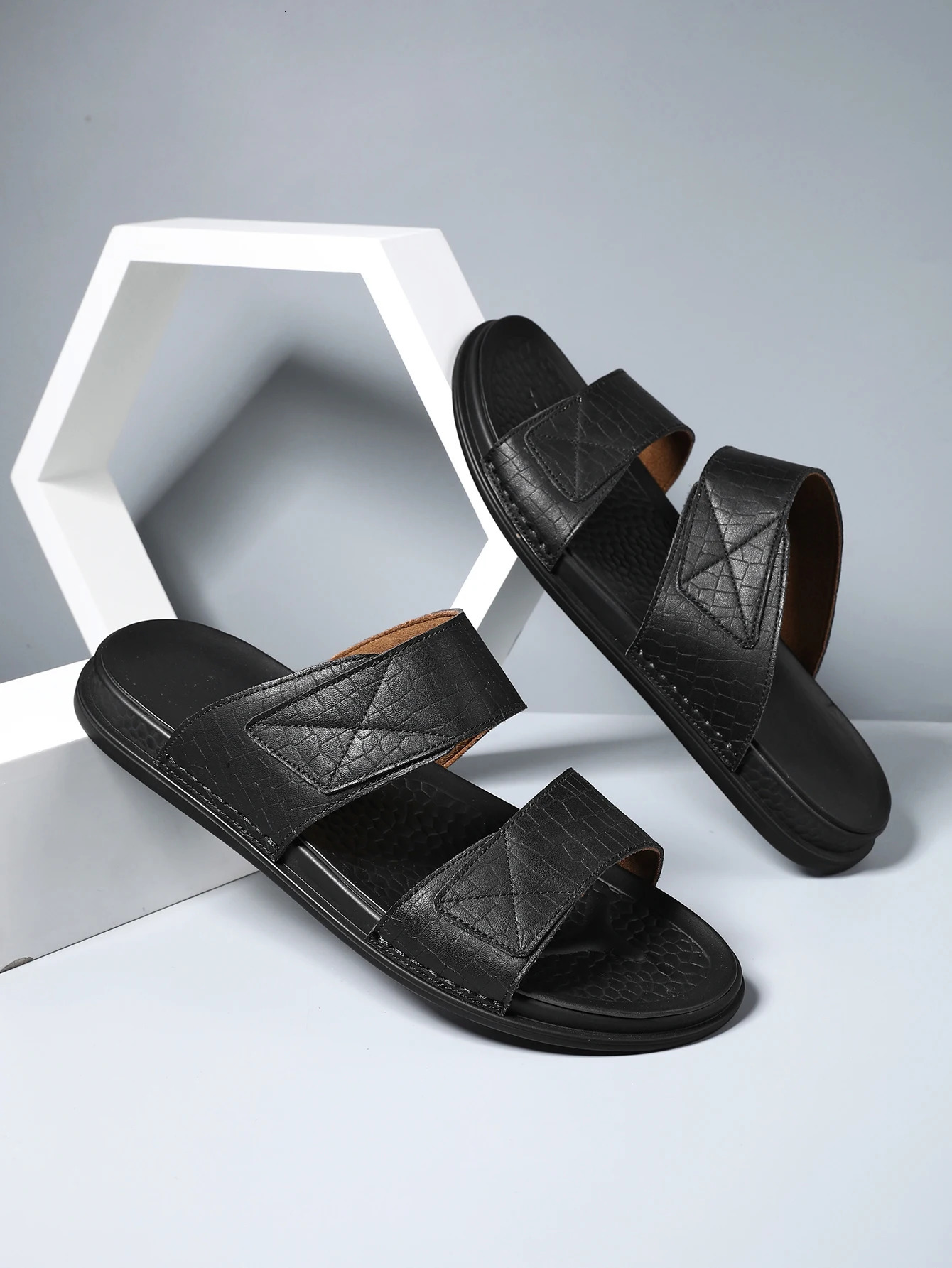 Mens breathable and fashionable sandals suitable for outdoor wear lightweight multifunctional beach slider suitable for men 250408
