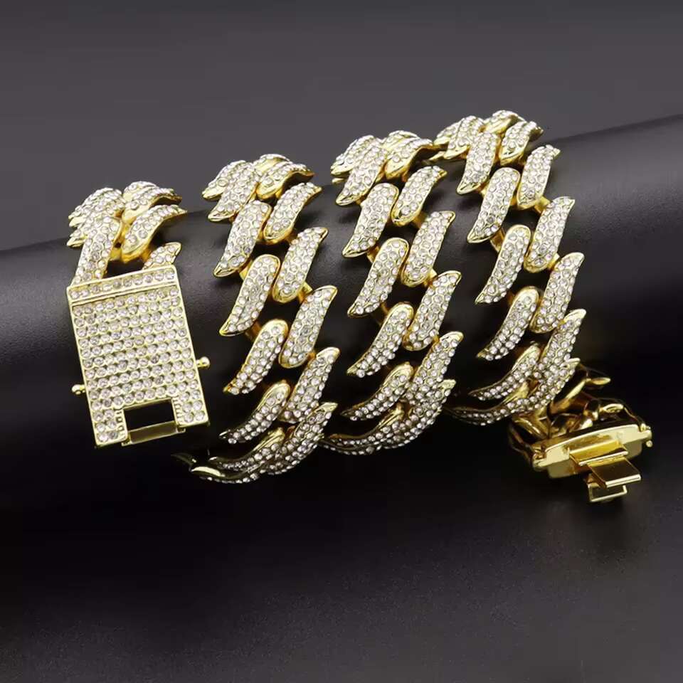 Qian Jian Fashion Jewelry Gold Plated Ice Out Silica VVS Graca Chain Necklace