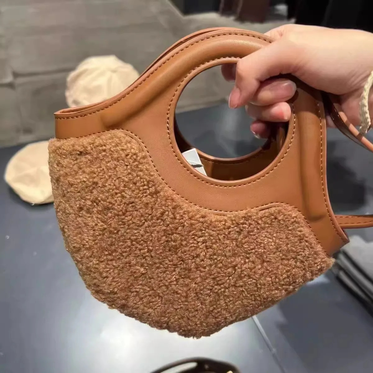 Bag womens new autumn and winter lamb wool basket bag plush crossbody bag versatile wool handbag bags for women handbags R251110