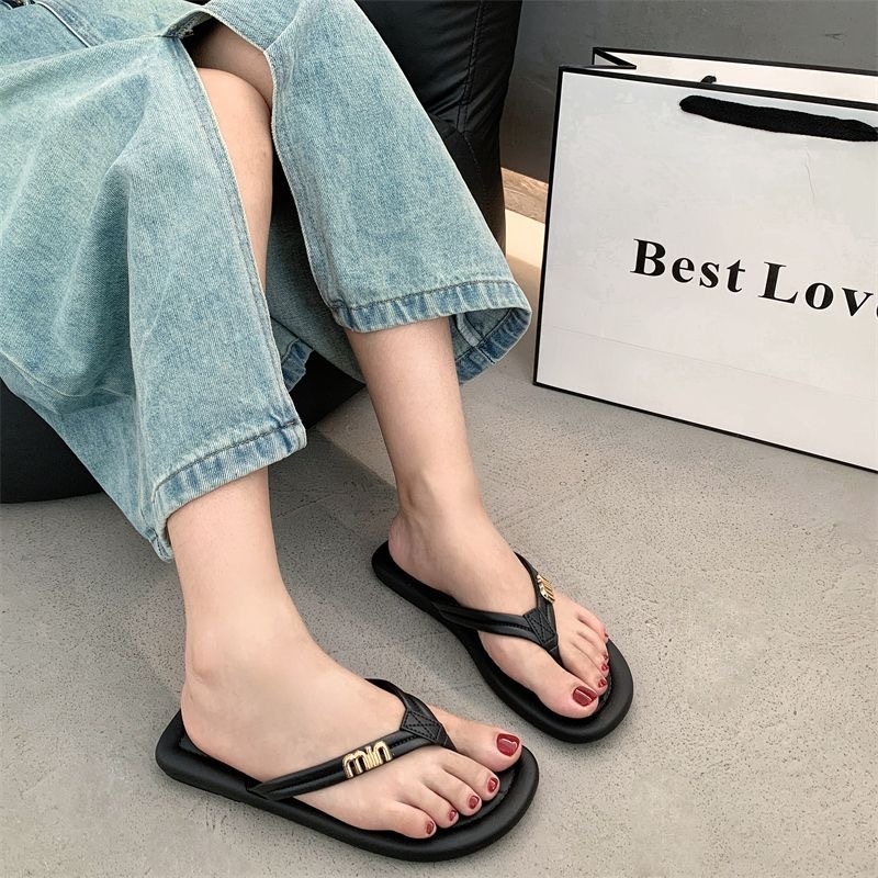 Designer's new fashion flip-flops women's shoes 2025 summer hot selling niche retro all-match outside wear clip toe a variety of colors