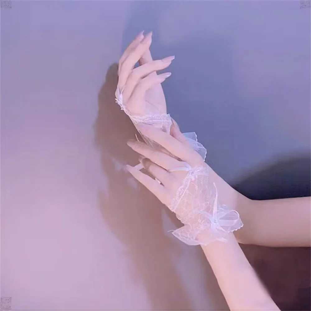 Elegant Style Lace Hollow-Out Gloves Women Black White Short Lace Bridal Gloves Wedding Party Accessories Gloves L251110