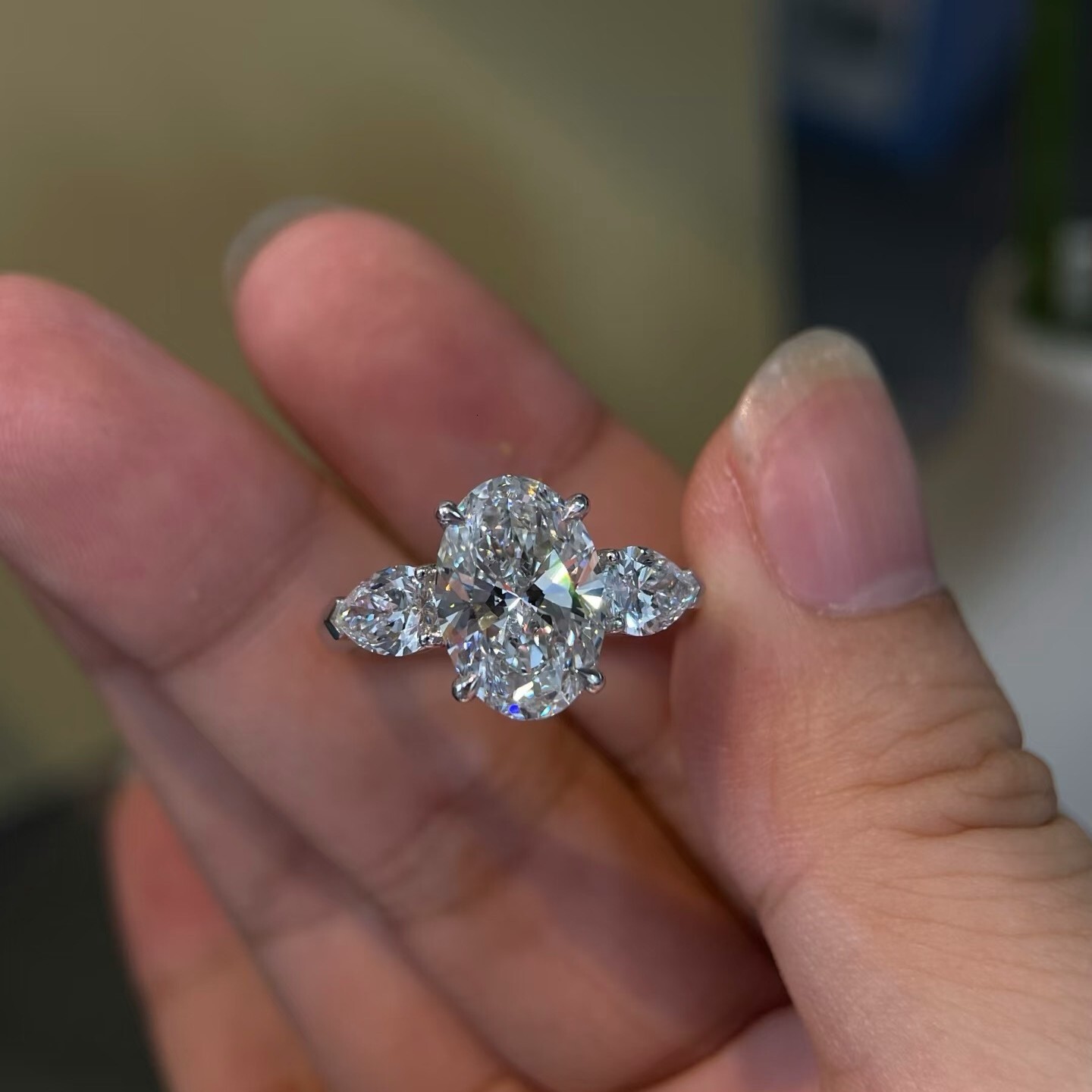 Luxurious High-End Three-Stone Pigeon Egg Ring for fashion ring Women, Niche Light Luxury Oval Zircon Open Wedding Diamond Designer Ring Ring Jewelry