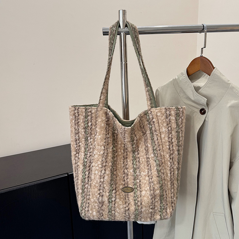 Summer women's retro high-end wide shoulder bag, casual simple versatile crossbody bag, high-end commuting leisure bag, shopping bag, versatile w