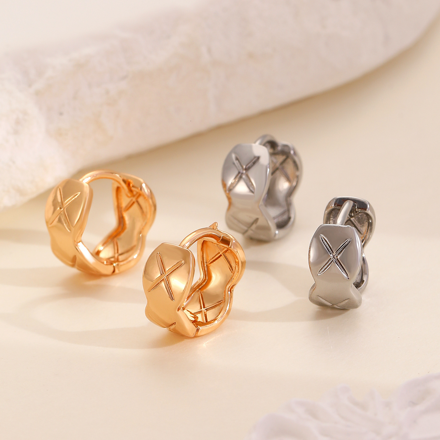 Fashion Minimalist Commuting High-End Simple Versatile Ear Cuffs Niche Design Crossed Dia Hoop Earrings for Women