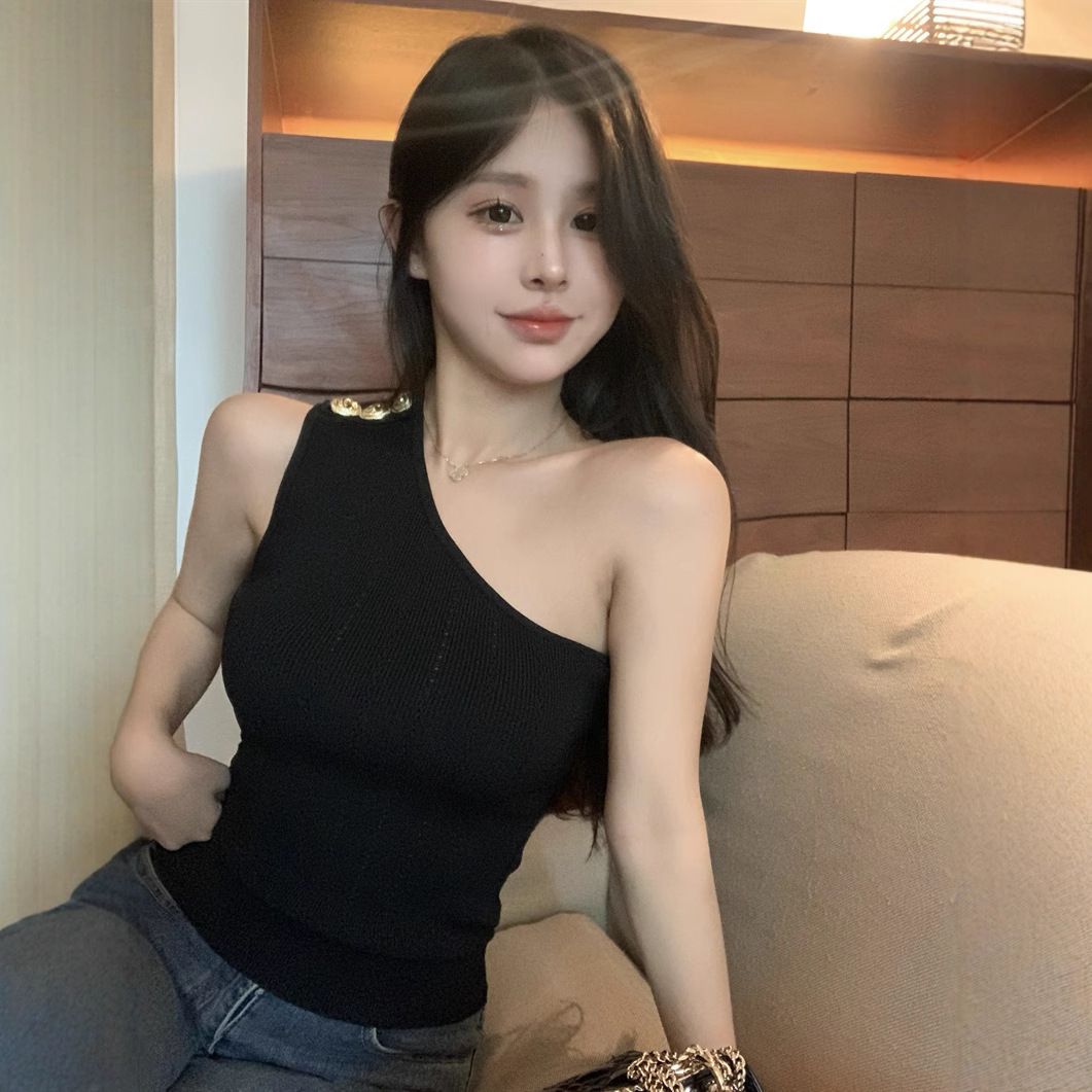 2025S Designer Women S T Shirt Black Knitted Single Shoulder Strap Tank For Women In Summer Spicy Girl Off Shoulder Slim Fit Irregular And Sexy Top