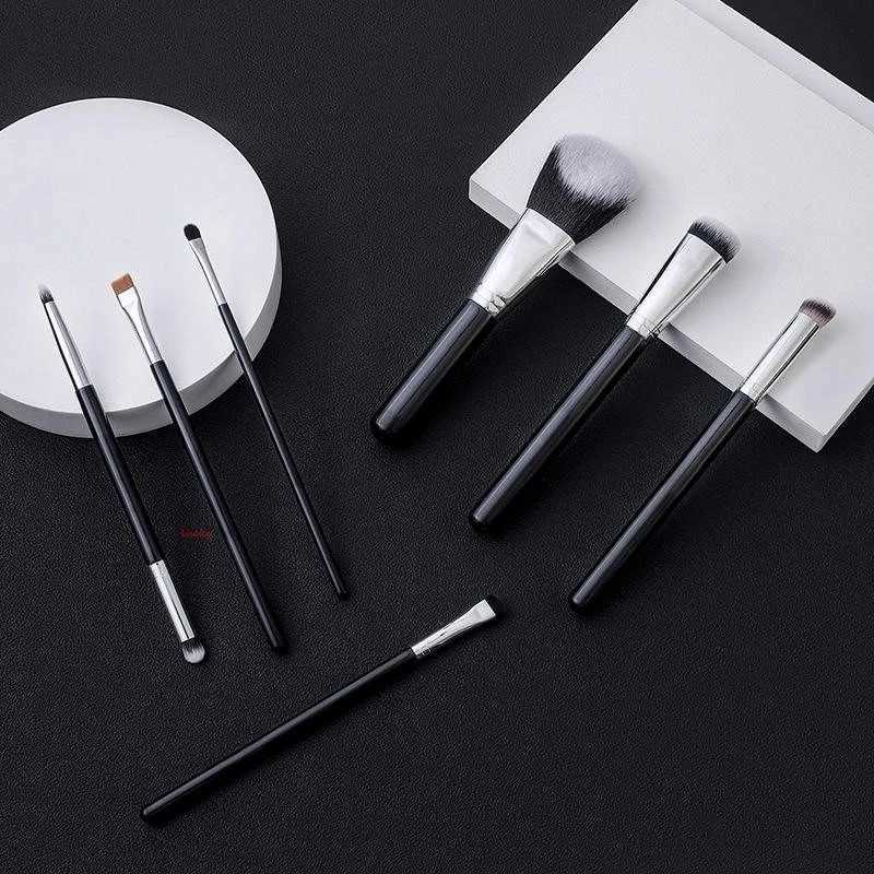 Professional Soft Makeup Brush With Gentle Bristles For Powder Eyeshadow Foundation And Concealer Application L251110