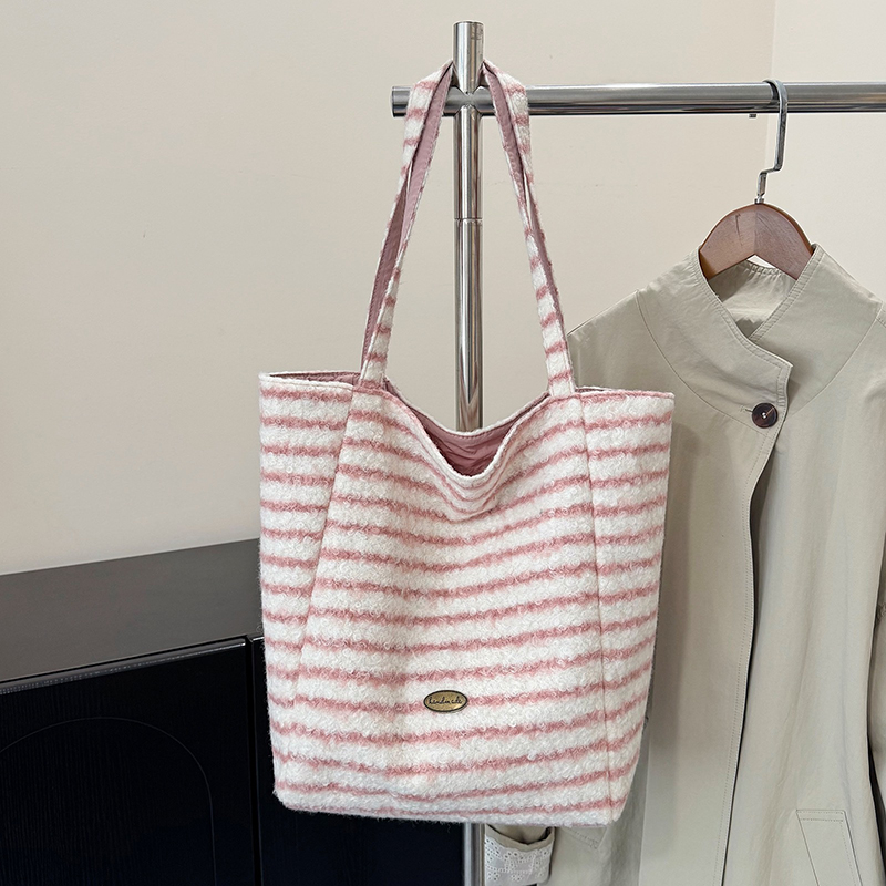 Summer women's retro high-end wide shoulder bag, casual simple versatile crossbody bag, high-end commuting leisure bag, shopping bag, versatile w