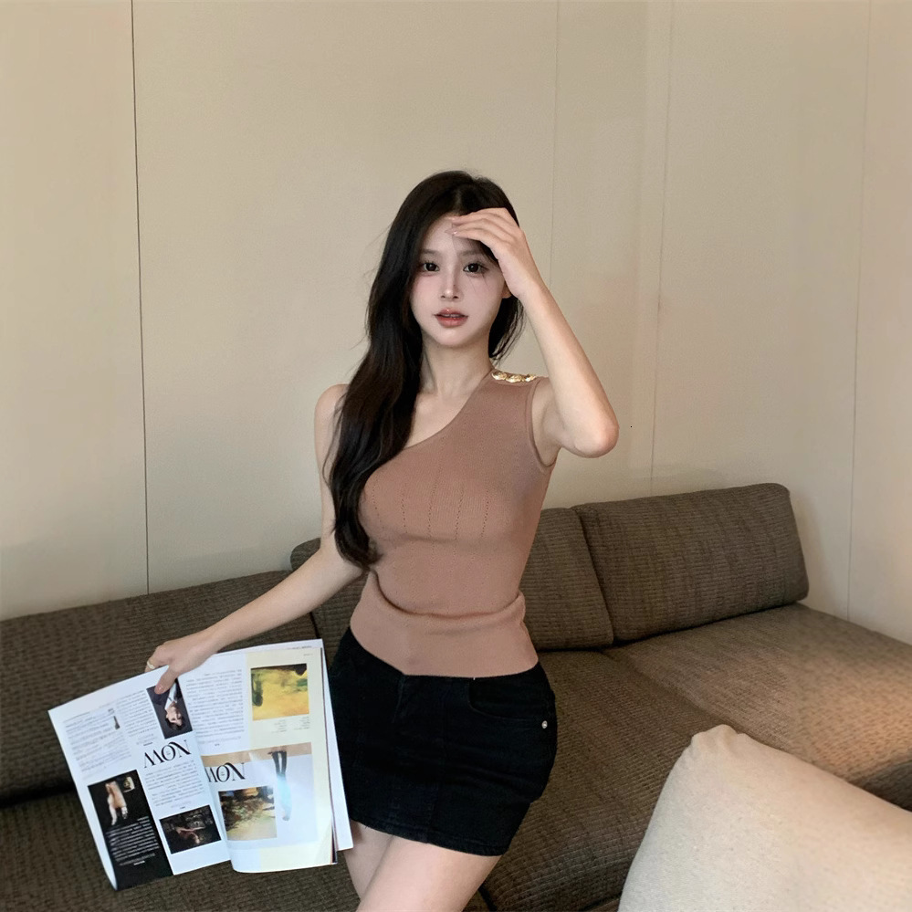 2025S Designer Women S T Shirt Black Knitted Single Shoulder Strap Tank For Women In Summer Spicy Girl Off Shoulder Slim Fit Irregular And Sexy Top
