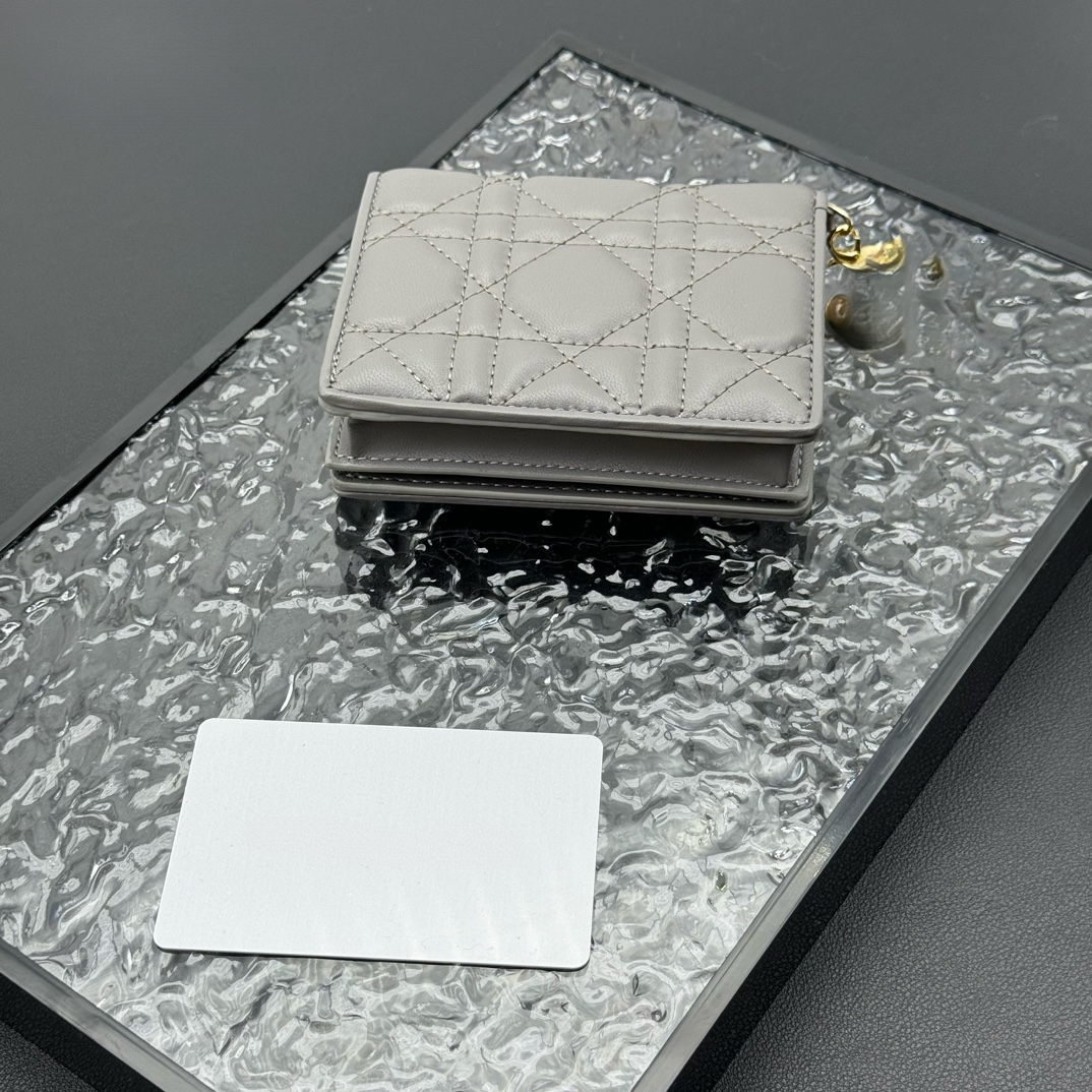 Genuine leather flip-top wallet card case with diamond-shaped design, a classic and fashionable multi-layer accordion-style card holder coin purse