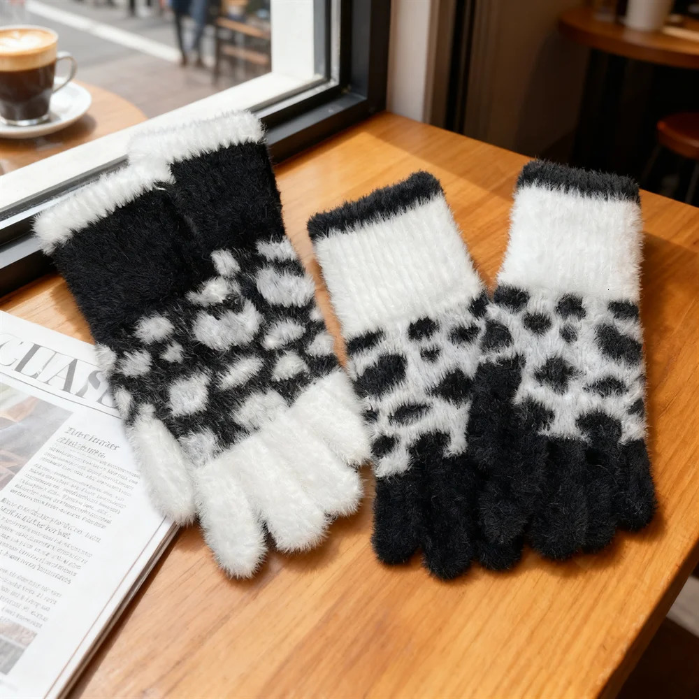 Winter Fashion Black and White Leopard Print Plush Knitted Gloves Adult Touch Screen Ins Riding Thickened Warm Five Fingers 251106