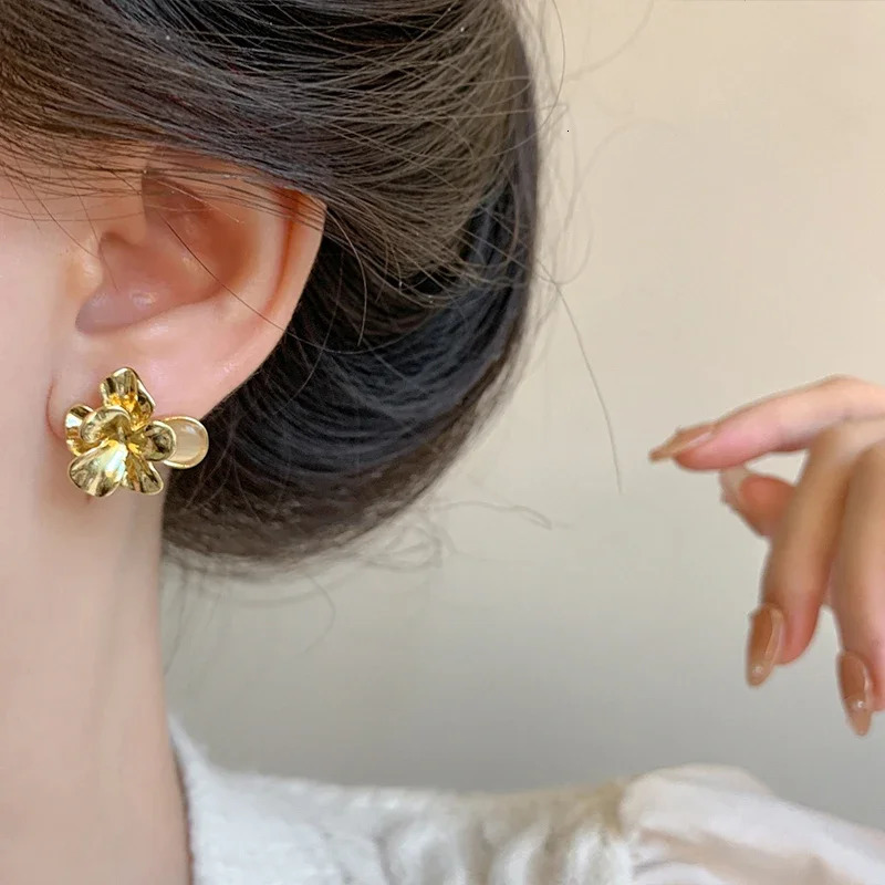 Womens Niche Golden Petal Ear Clips French Retro Three-dimensional Metal Opal Flower Clip on Earrings No Piercing 250409
