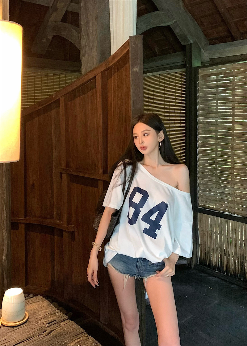 2025S Designer Women S T Shirt Slant Shoulder Short T Shirt For Women In Summer Loose American Style Spicy Girl Chic Half Sleeved Versatile Student To