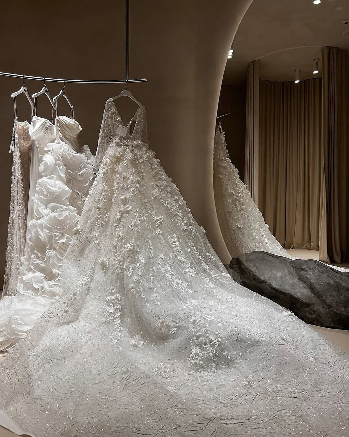 Luxury 3D Flower Lace Wedding Dresses A Line Sequined Long Sleeves Bridal Gowns Princess Style Cathedral Train Custom Made Garden Castle Dresses