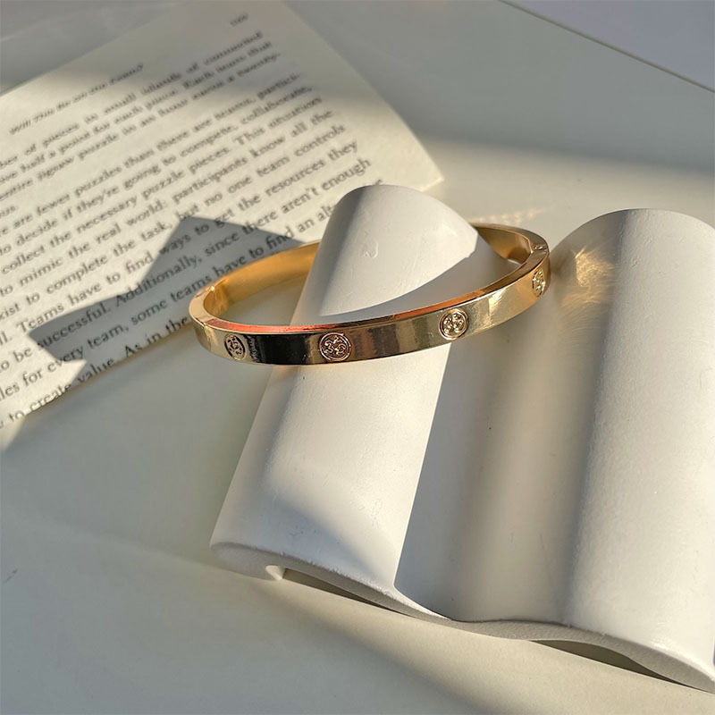 Minimalistic Elegance: Wholesale Trendsetting French Designer Couple's Wristwear