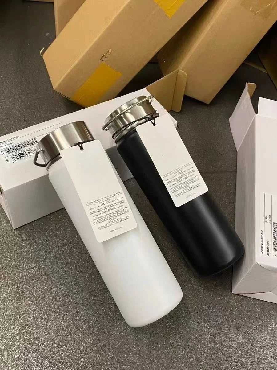 Fashionable cup 710ml Stainless Steel Insated Water Bottle Portable Sport Vacuum Flask Fitness Sport Drink Water Cup Outdoor Drinking Utensils Y251110