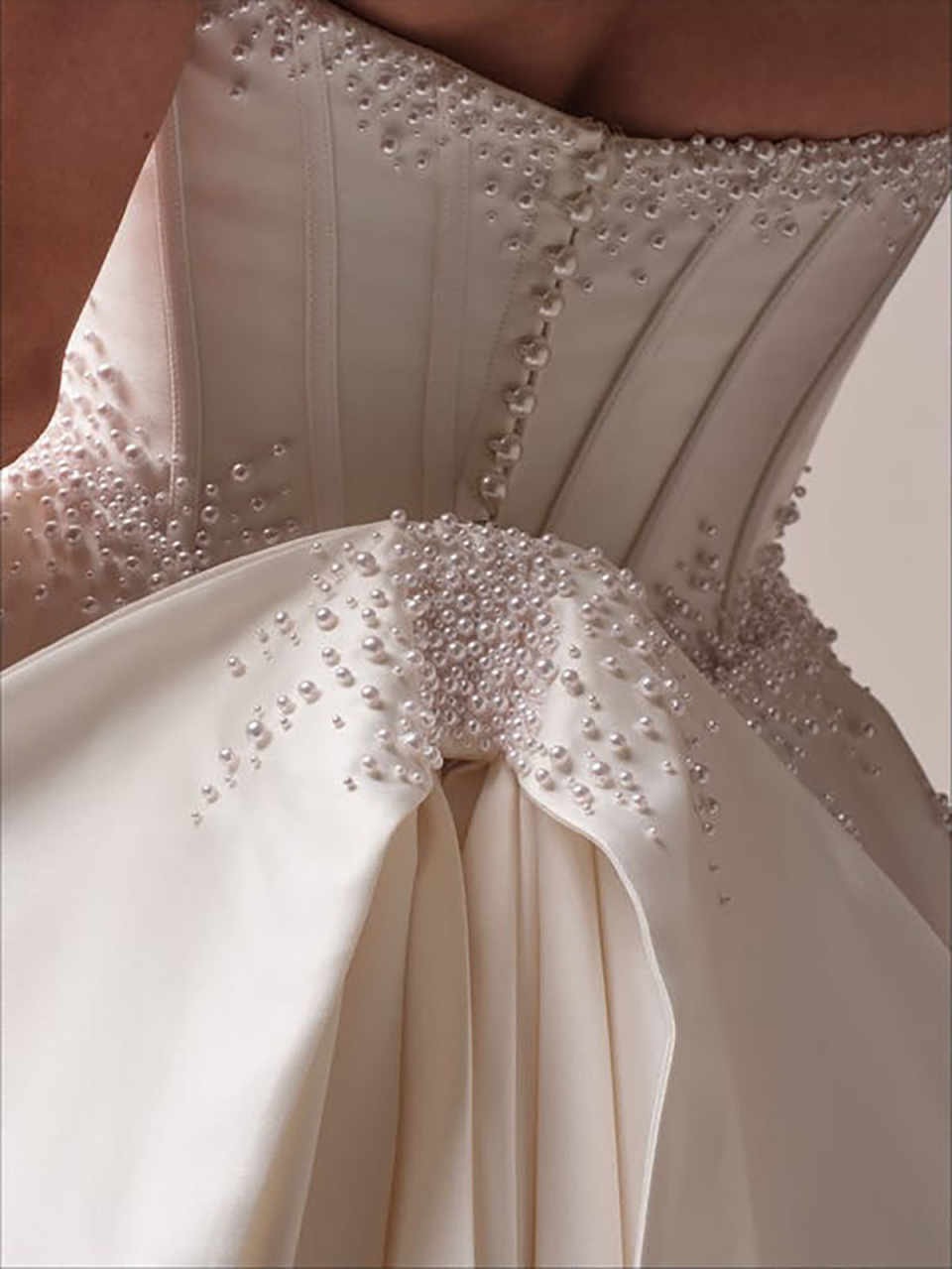 Princess Ball Gowns Bride Dress Pearls Beaded O Neck Long Sleeve Wedding Dresses Elegant Pleats Bow Sweep Train Bridal Skirt Customized