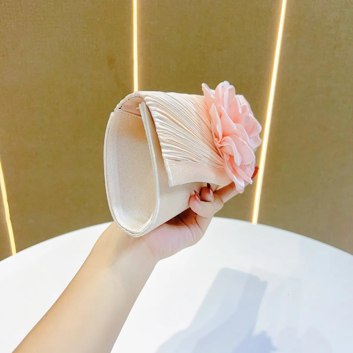 2025 New Pleated Dinner Clutch Elegant Womens Evening Bag Small 3D Floral Silver Purse Crossbody Chain Party Banquet Handbag R251110