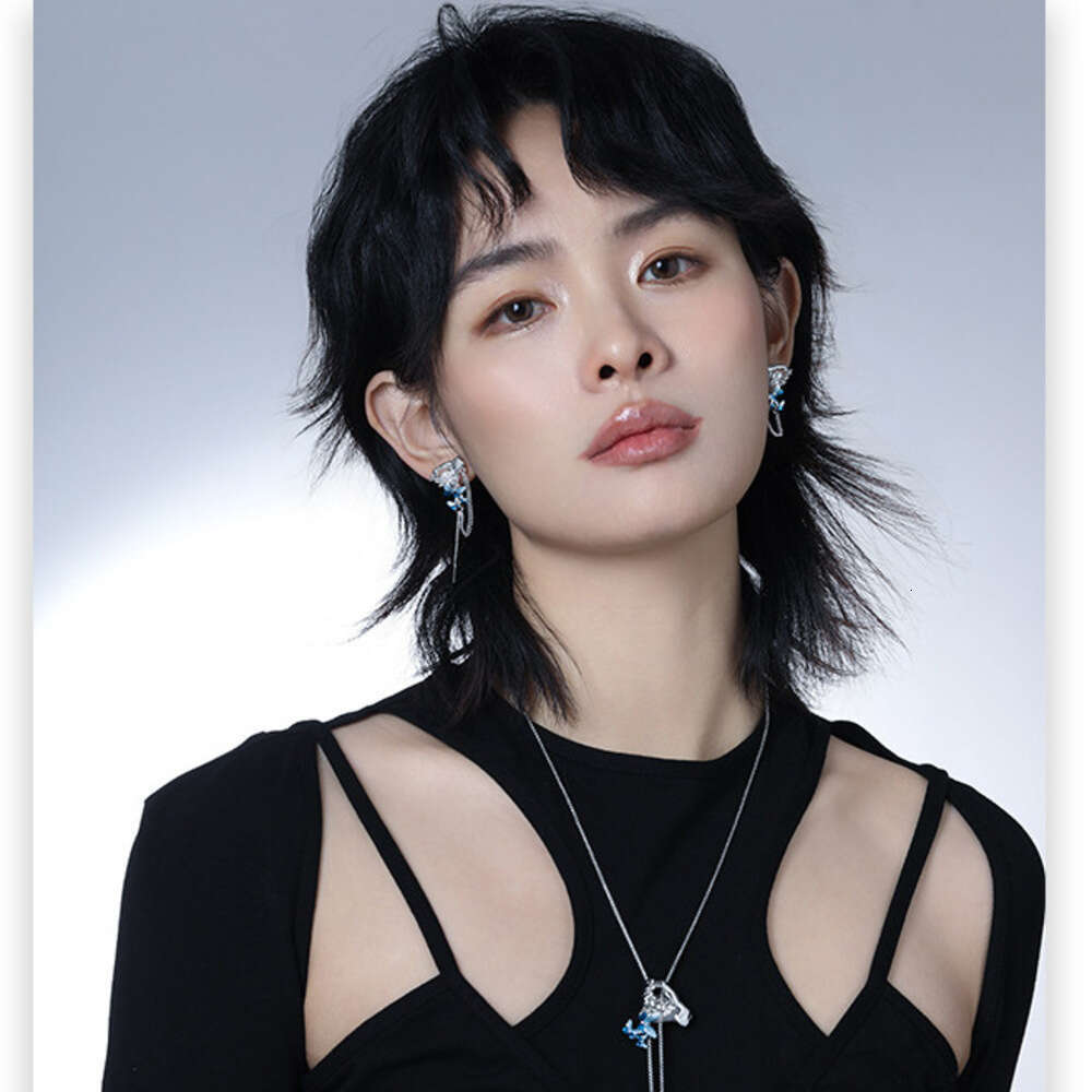 Fresh Blue Butterfly Hand Adjustable Necklace Accessories for Women, Autumn Winter High-end Clavicle Chain, Fashionable and Unique Jewelry