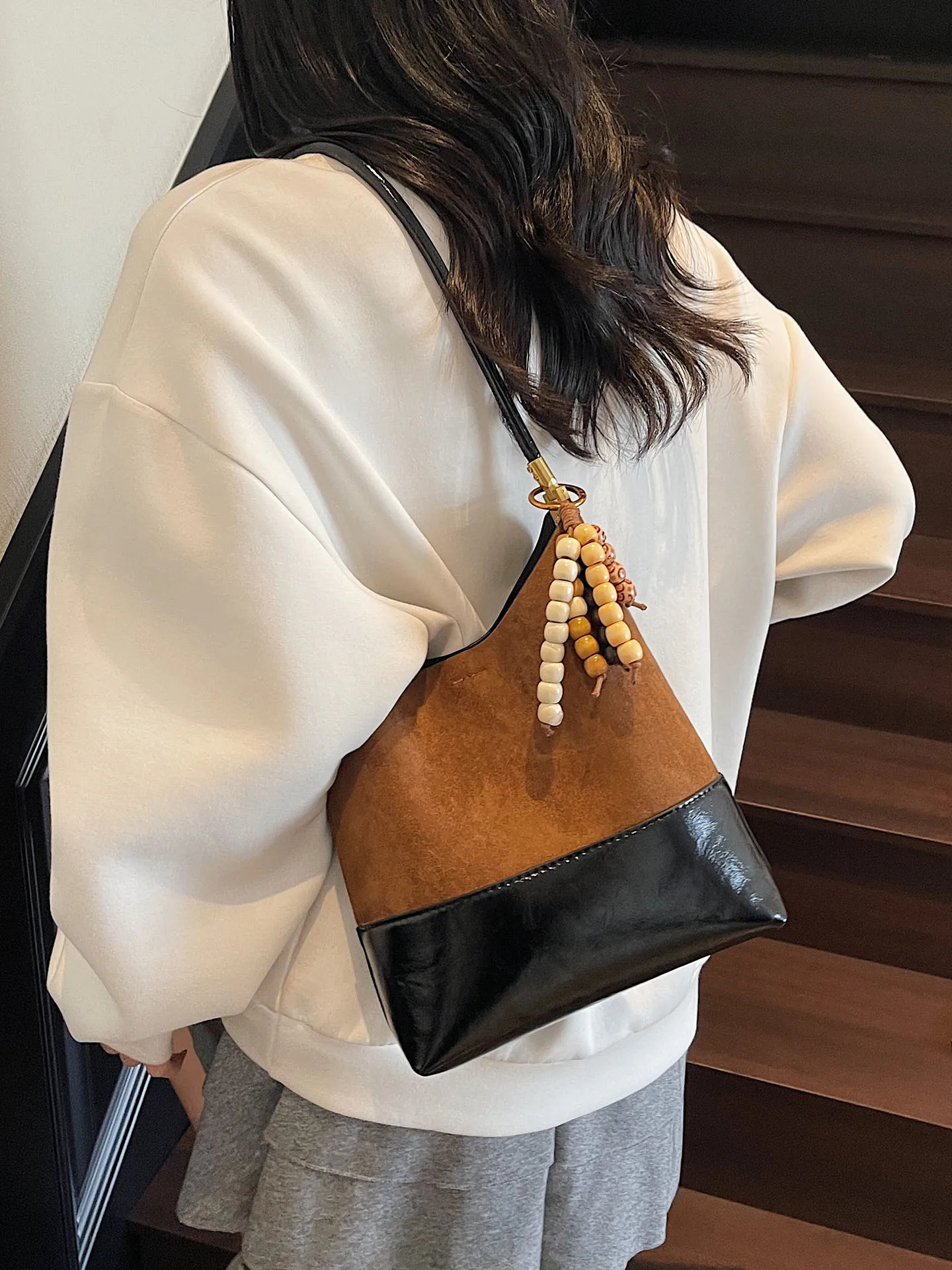 High End Texture Splicing Faux Suede Bucket Bags Womens Simple Fashion Commuting Shoulder Bag Retro Contrast Color Lady Handbag R251110