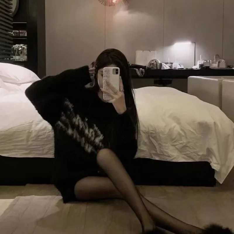 Fashion 2025 Winter Women Monogram Jacquard Knitted Crew Neck Sweater with Graffiti Pullovers Long Sleeves Jumpers Autumn Woman Clothing Y251110