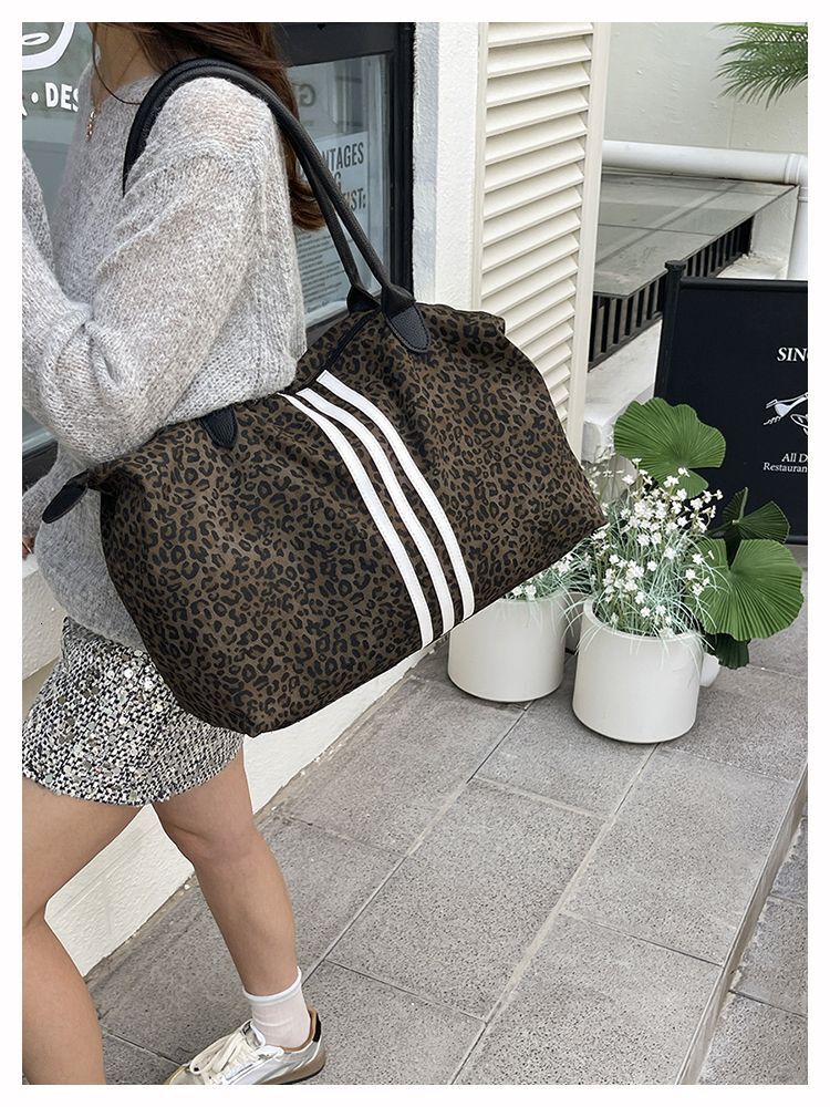 Light luxury handbag travel large capacity commuting leopard print travel bag lightweight winter new designer bag box bag fitness bag