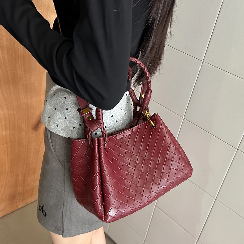 Classic Elegant Women Messenger Bag In Premium Leather By Shoulder For Ladies Fashionable 251110