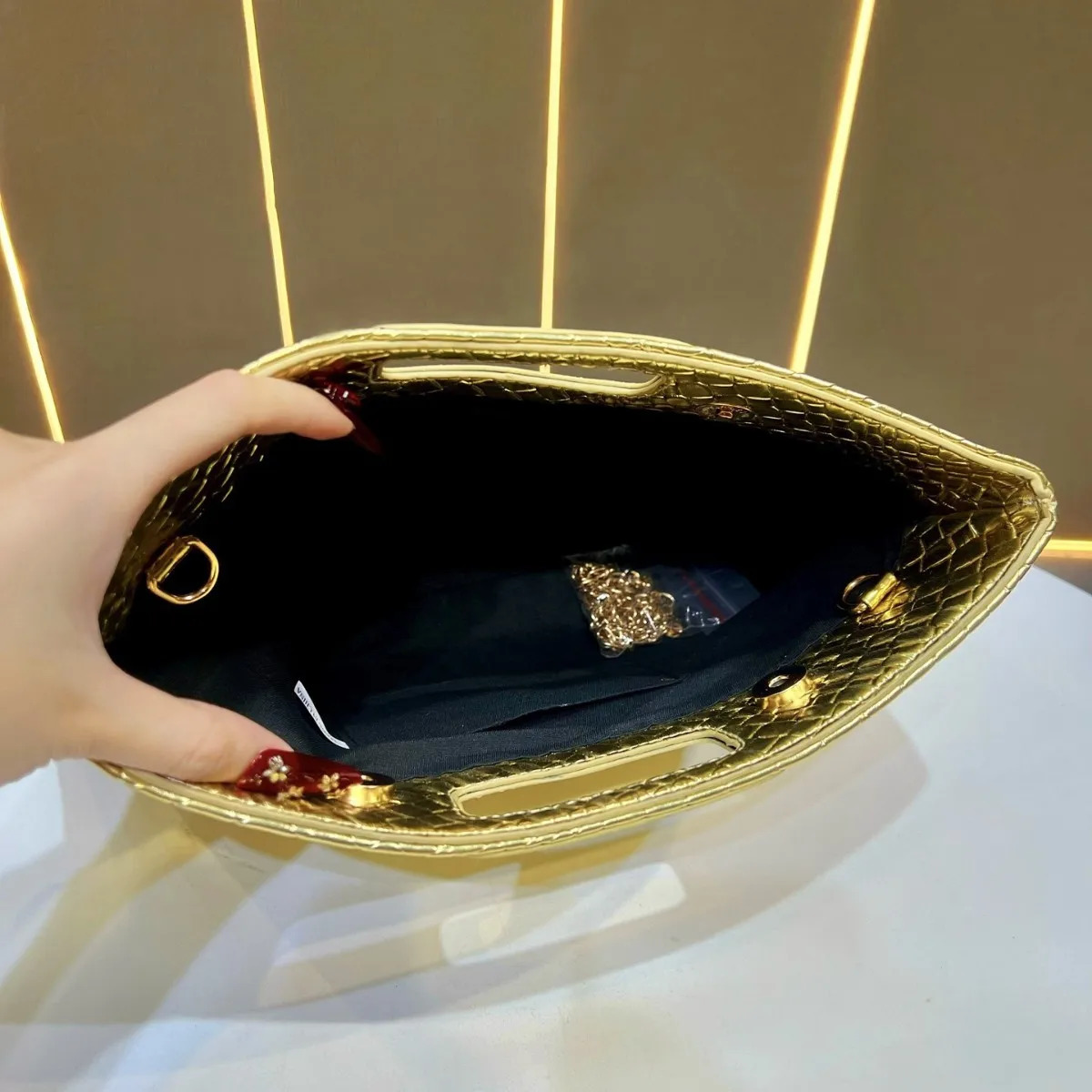 New Hot Sale Women Handbag Luxury Top Handle Tote with Chain Shoulder Bags Gold Leather Evening Clutch Purse for Dinner Party R251110