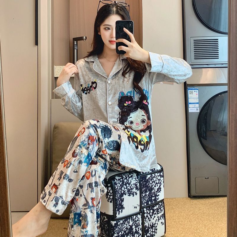 Advanced gold velvet pajamas for female designers, fashionable cardigans, long sleeves, long pants, two-piece set, soft and skin friendly home clothes