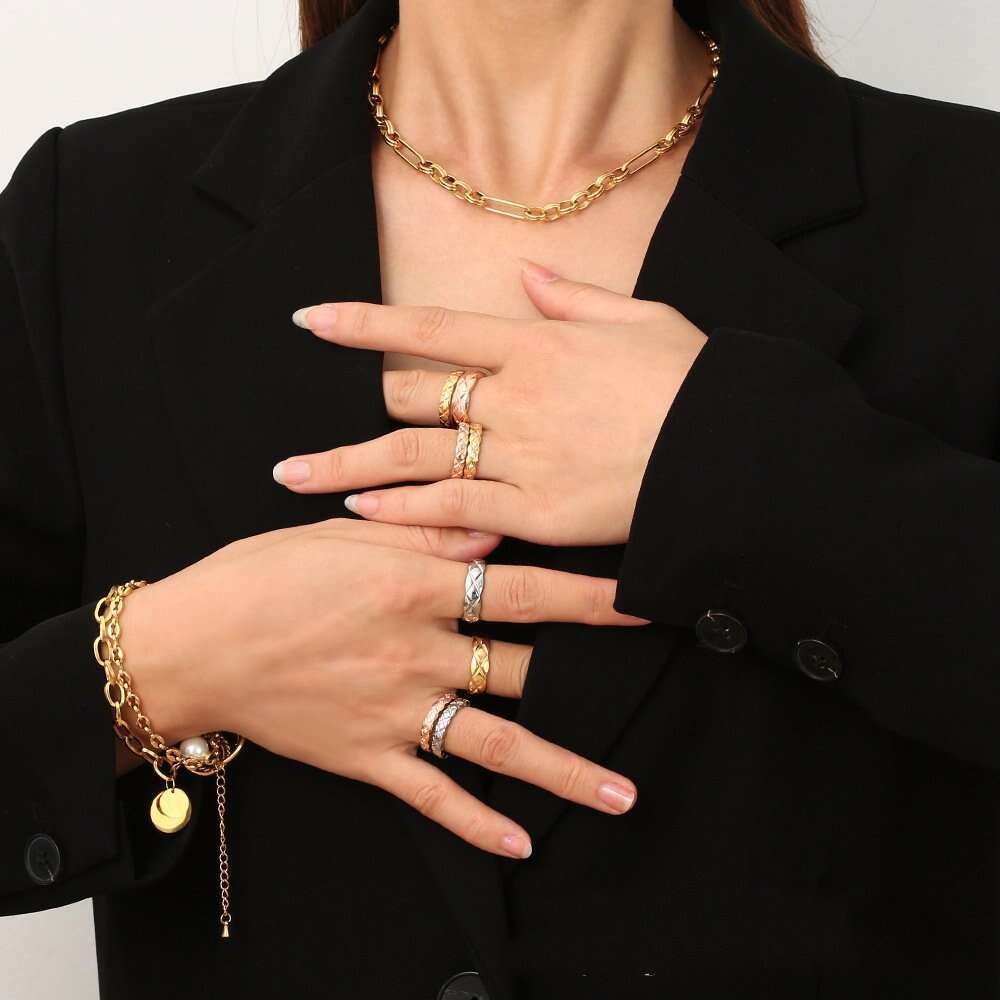 Wholesale trend fashion diamond studded diamond patterned titanium steel ring vacuum electroplating process