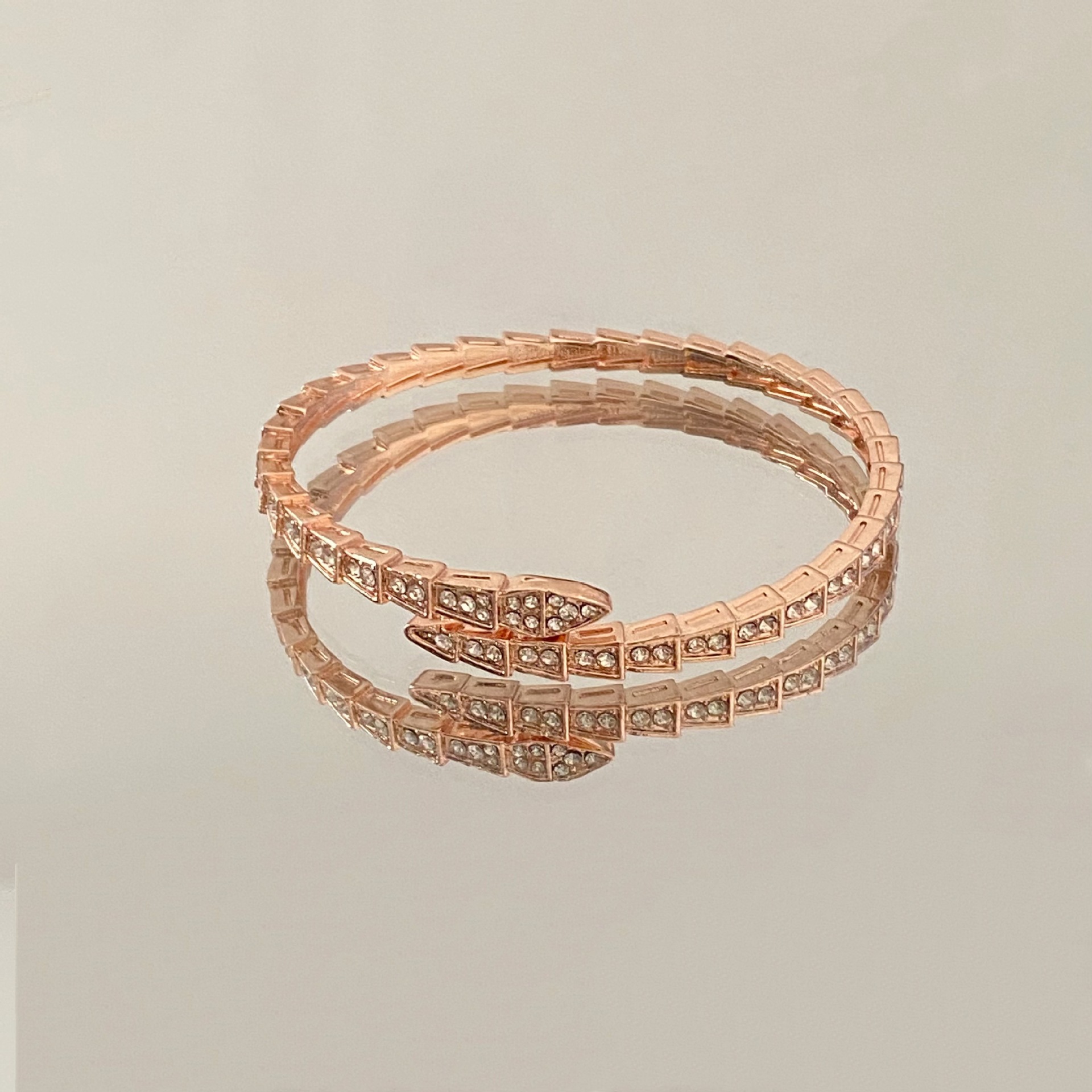 Chic Diamond-Studded Adjustable Jewelry: Luxury Gold-Finished Serpentine Style Armwear