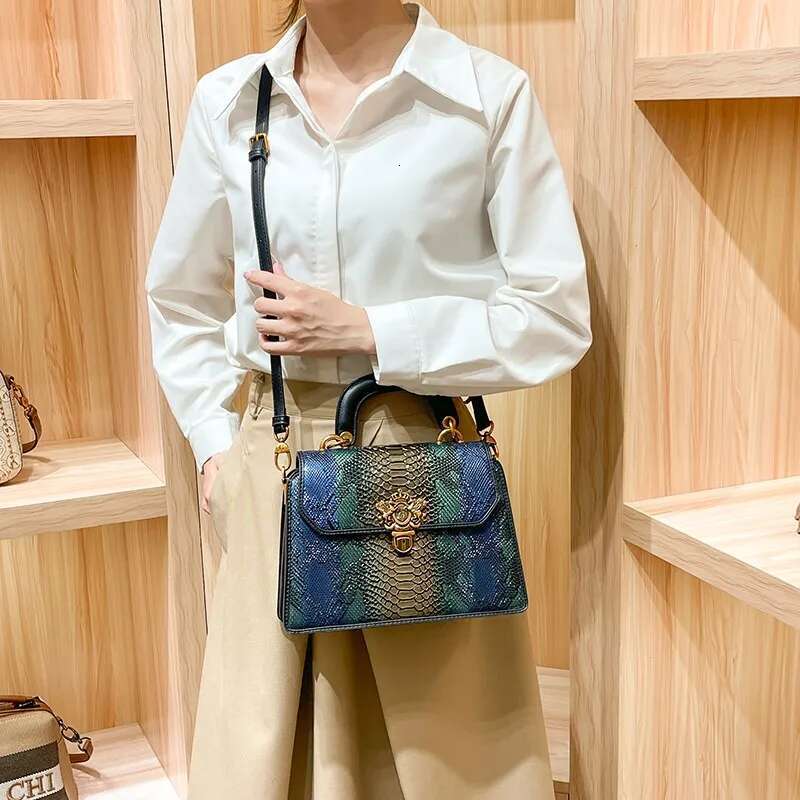 Light Brand Women's Handbag For Spring And Summer 2025, New Design By Women's Designer, High-quality High-end Elegant Single Shoulder Contra