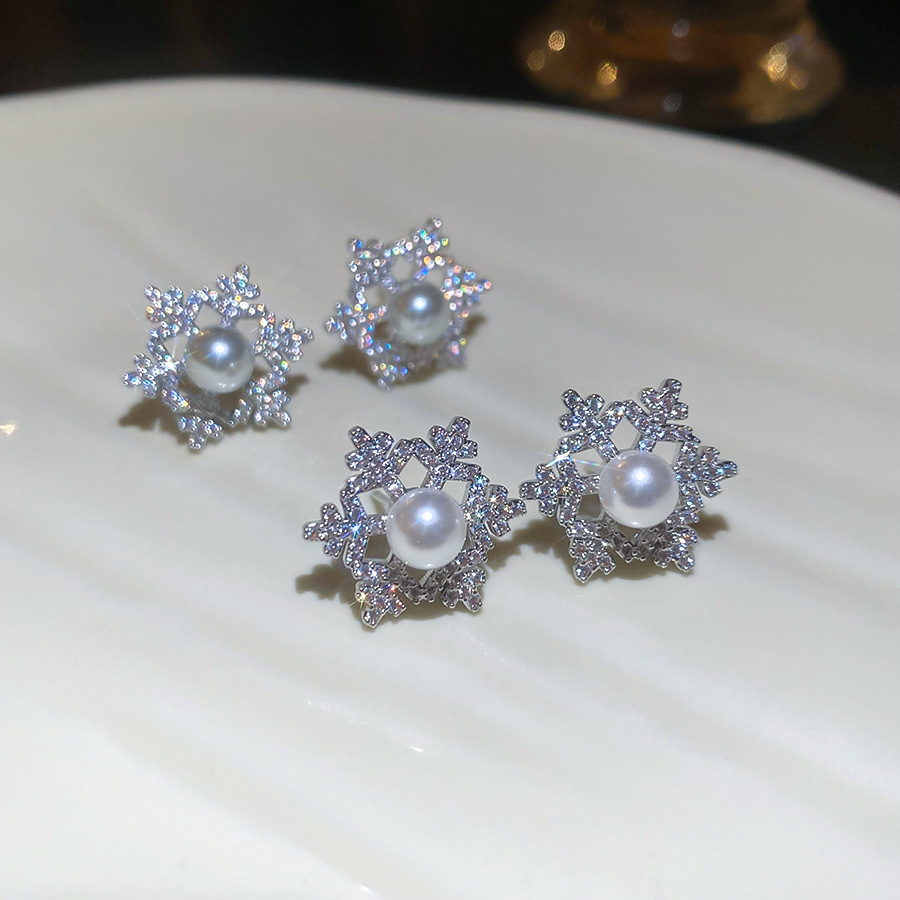 Silver Needle Zircon Hollow Snowflake Pearl Exquisite Elegant Light Luxury Temperament Niche High-end Sense Earrings for Women