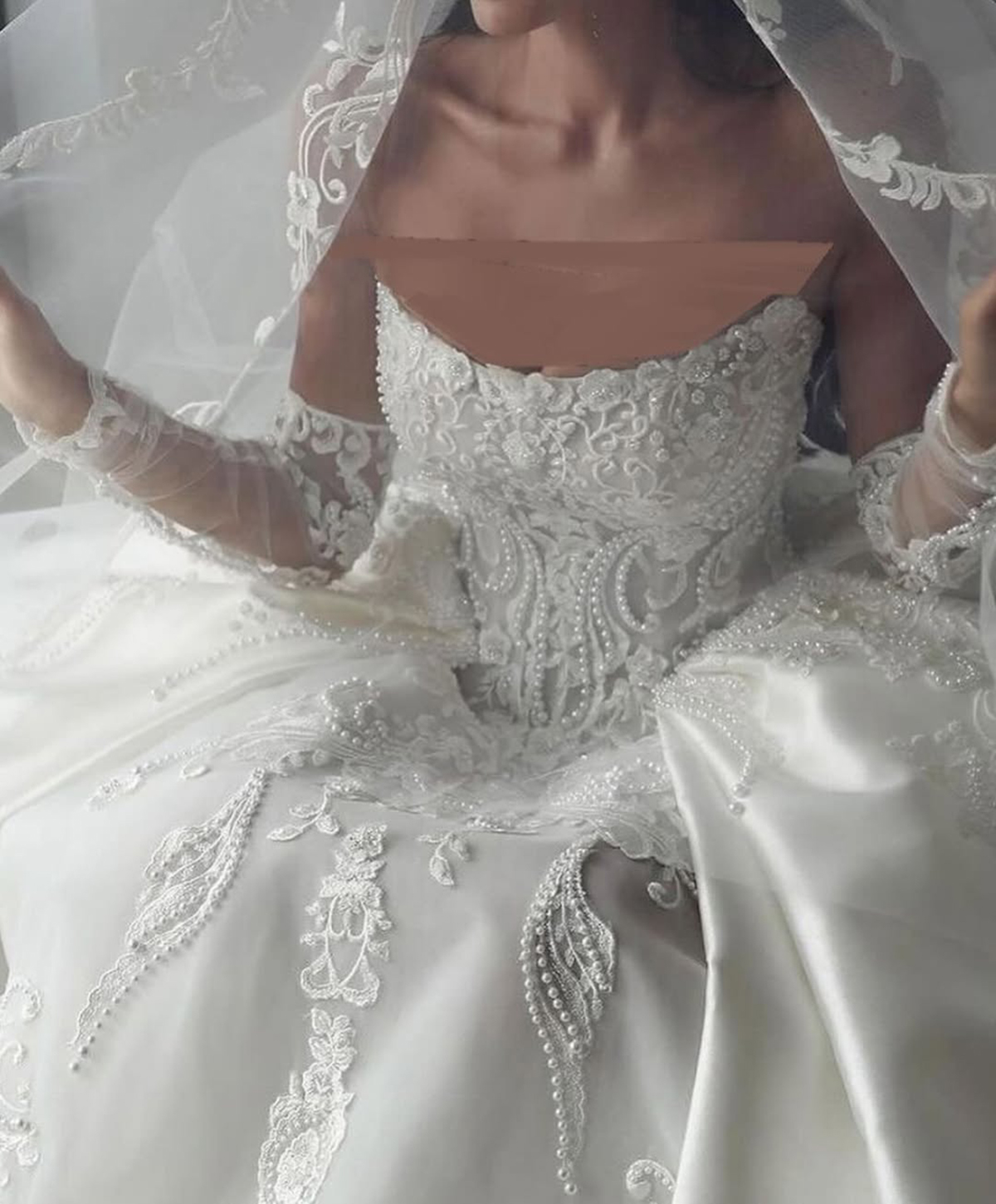 Pearl Beaded Lace Wedding Dresses A Line Strapless Satin Bridal Gowns Princess Style with Lace Gloves Custom Made Garden Castle Dresses