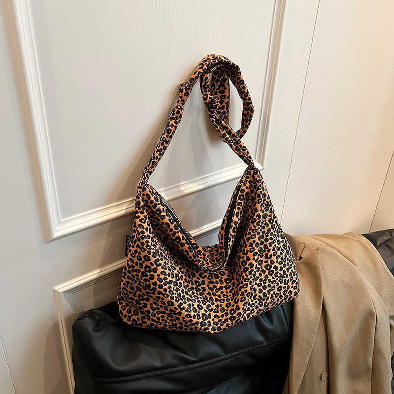 New Fashion Single Shoulder Bag Casual Versatile Large Capacity Tote Bag Women's Bag Trendy Personality Leopard Print Commuter Bag