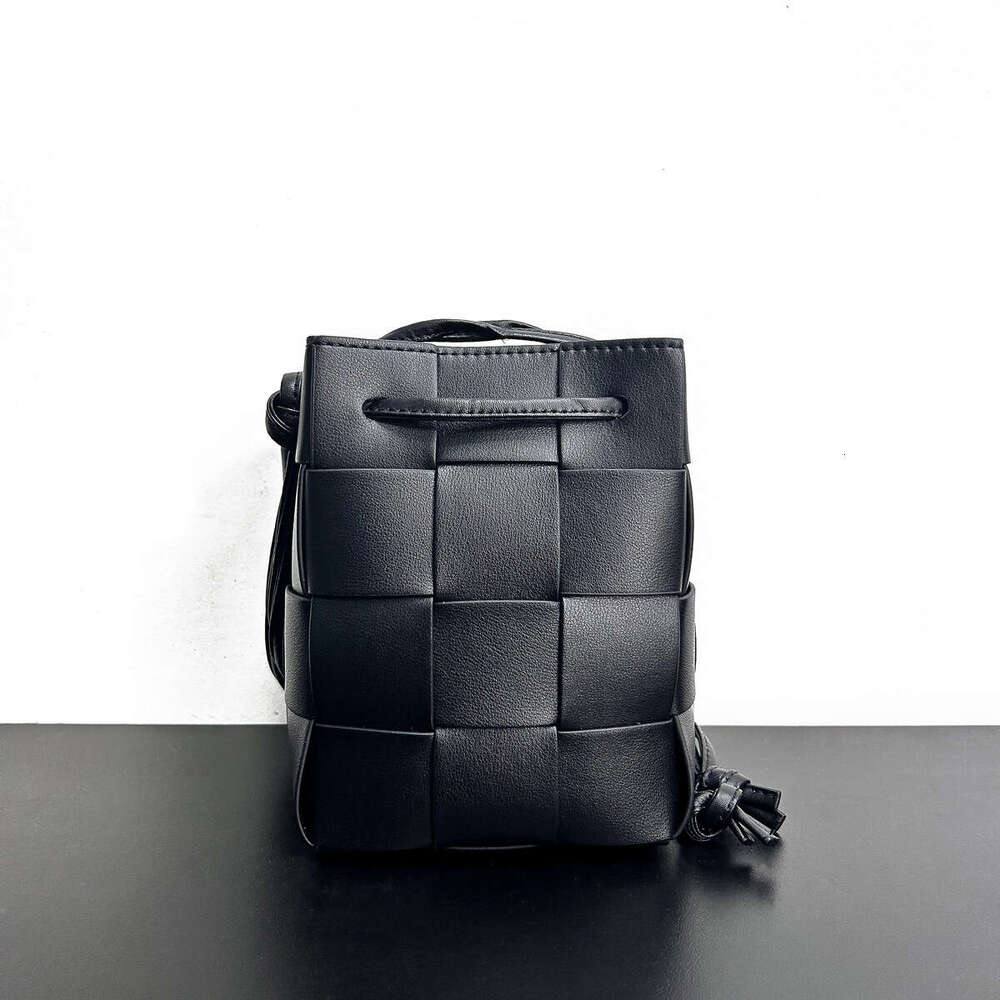 2023 New Handheld Casual Shoulder Solid Color Handbag Women's Drawstring Woven Vegetable Basket Bucket Bag