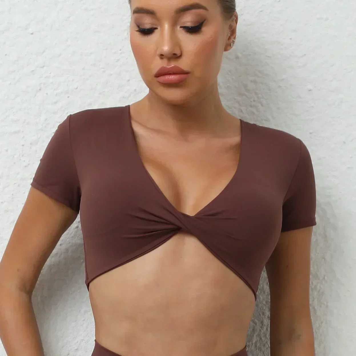 Womens sports tops aprons gym T-shirts 2024 sports crops womens sports shirts yoga clothes track and field clothes brown wine red white blue navy blue