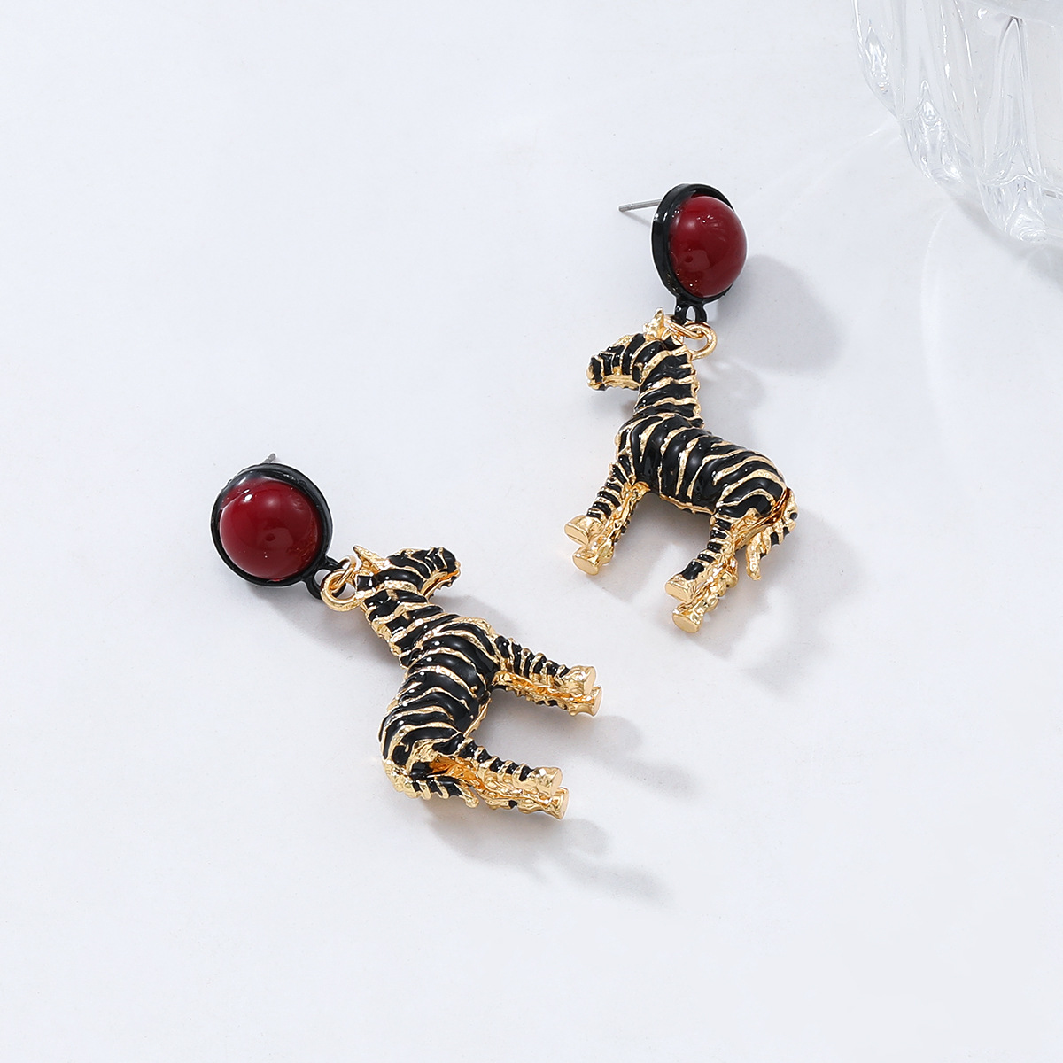 Exquisite Retro Summer Girl Fashion Temperament Earrings High End Alloy Drip Oil Pendant Zebra Earrings Animal Charm Gift Earrings