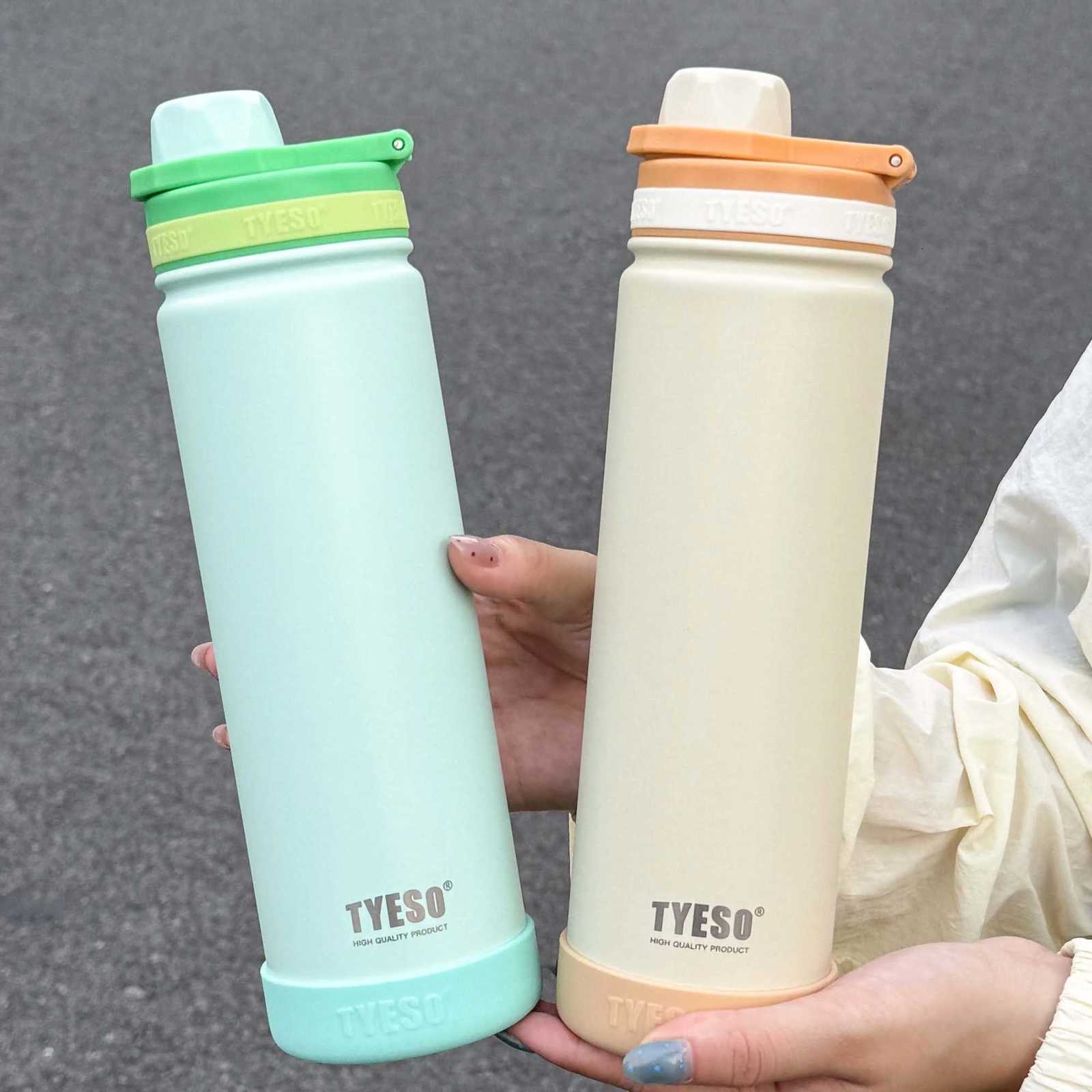 Fashionable cup 1pc high-quality vacuum stainless steel insated bottle 750 ML portable water cup with a handle and a carrying strap Y251110