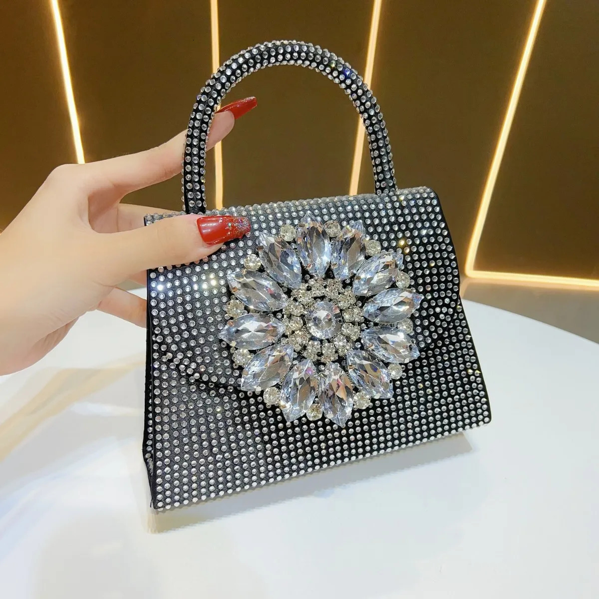 2025 New Lady Crystal Diamond Evening Clutch Womens Metal Handbag Sparkling Wedding Purse Elegant Banquet Party Small Tote Bag R251110